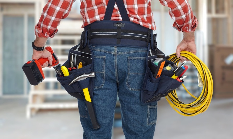 4 Things You Must Consider Before Hiring an Electrician